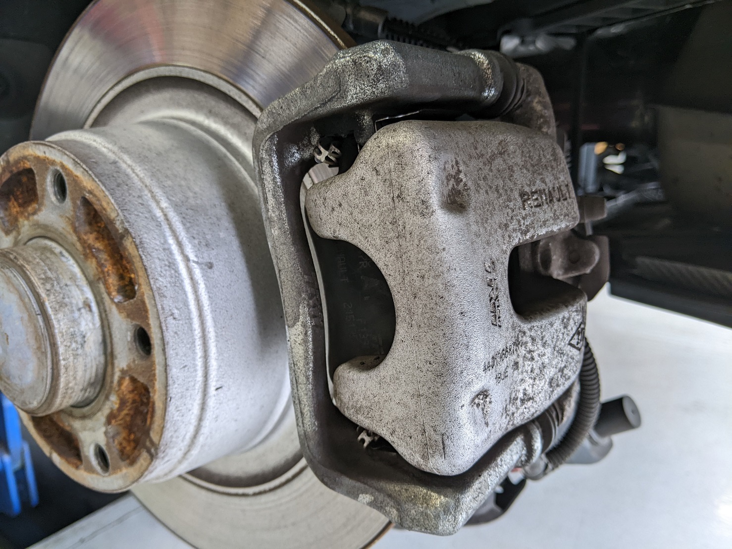 ワイズガレージ（同）（整備・修理） メガーヌ ブレーキパッド 交換の作業実績 【カープレミア】