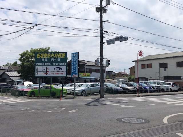東本町郵便局前の交差点にございます。向かい側にクスリのアオキがありますので、目印にして下さい。