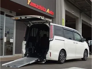 トヨタエスクァイア車検 2年付　電動ウインチ　バックカメラの画像