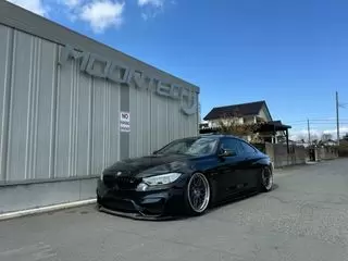 BMWM4クーペエアサス マフラー フルカスタム車両の画像