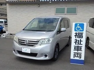 ニッサンセレナ福祉車両　リフトタイプの画像