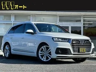 アウディQ7パノラマSR　マトリクスLED　黒革　7人乗りの画像