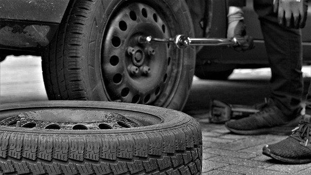 タイヤの空気圧を適正に維持する、点検・充填の方法とは